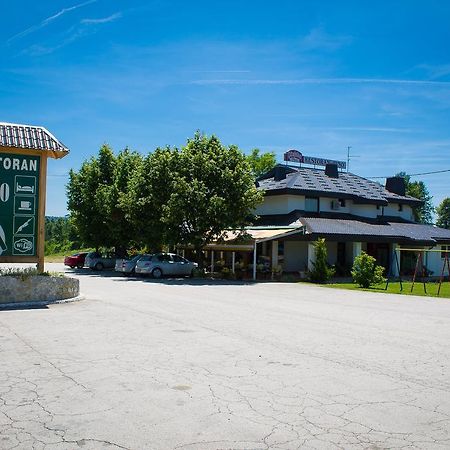 Restaurant Rooms Pino Слуни Екстериор снимка