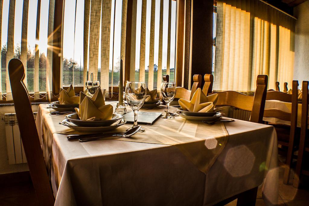 Restaurant Rooms Pino Слуни Екстериор снимка